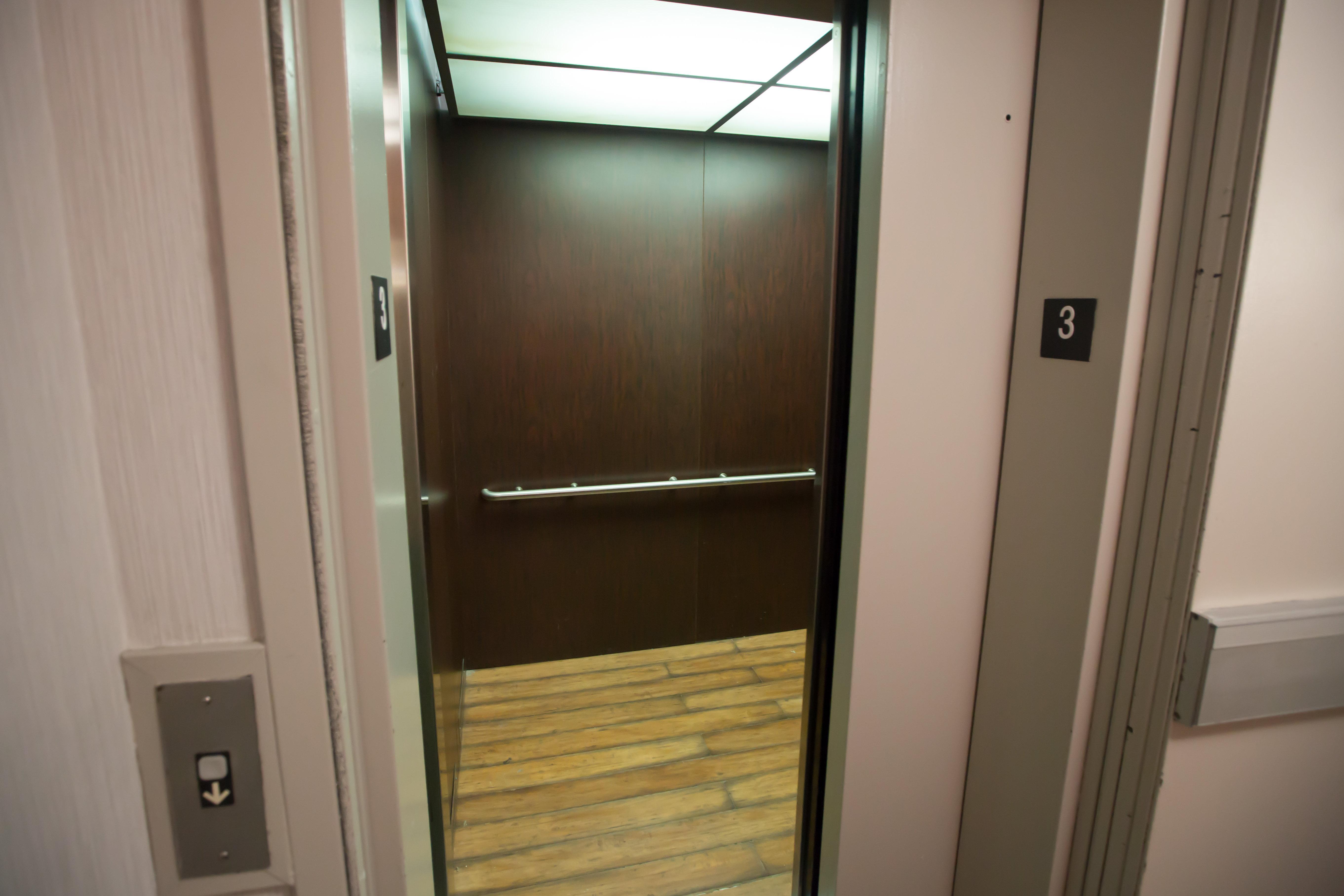Holiday Inn Express Hotel & Suites Madison By Ihg Eksteriør bilde