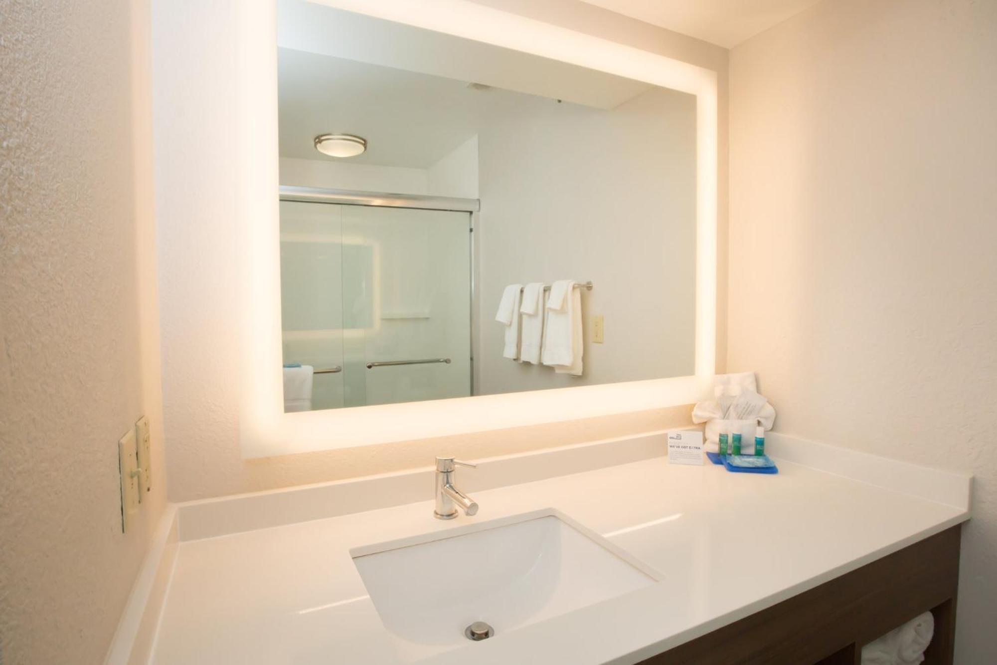 Holiday Inn Express Hotel & Suites Madison By Ihg Eksteriør bilde
