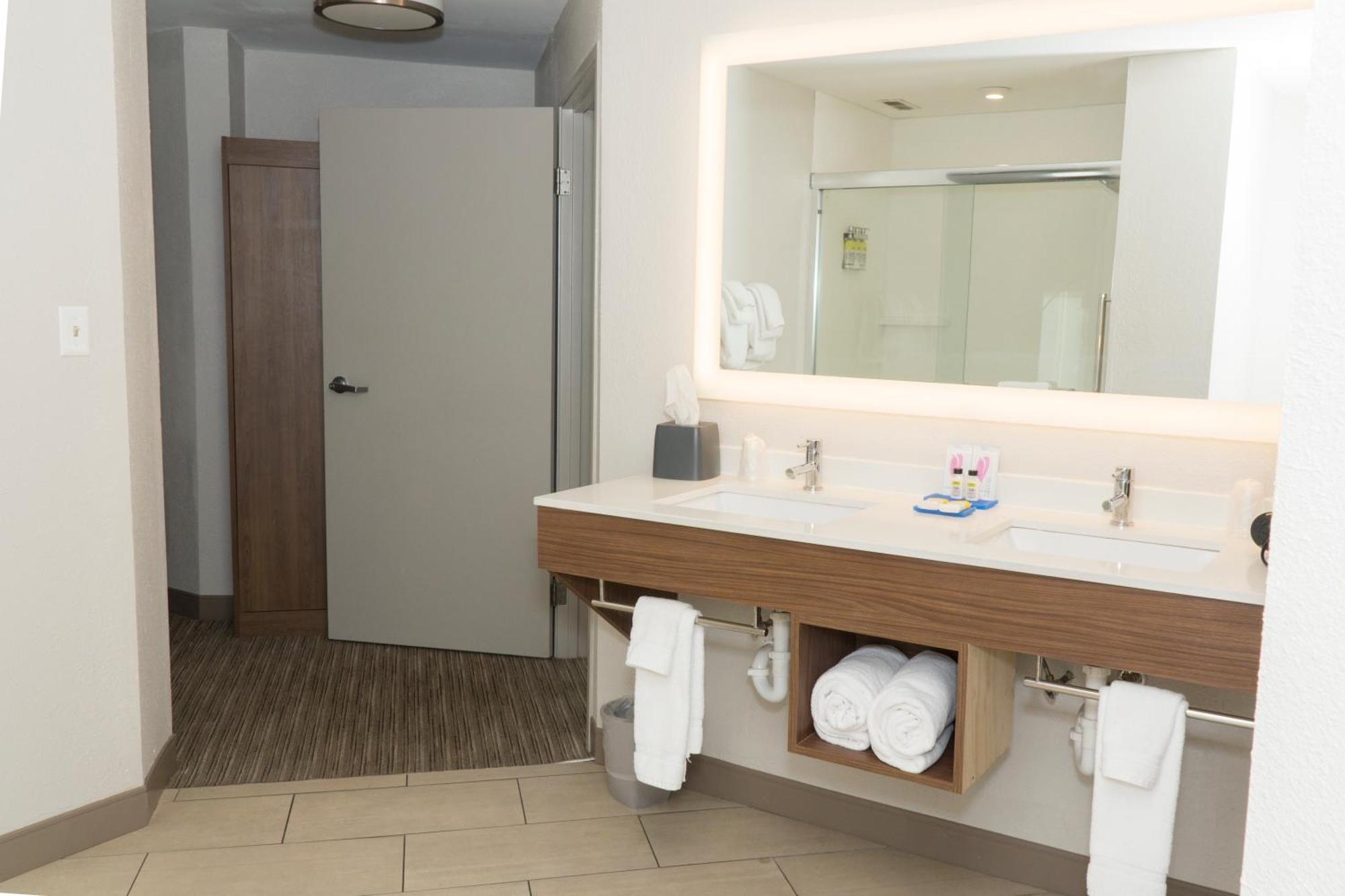 Holiday Inn Express Hotel & Suites Madison By Ihg Rom bilde